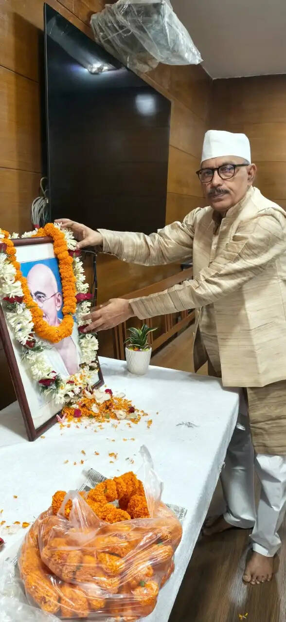 विधानसभा अध्यक्ष रबीन्द्रनाथ महतो ने महात्मा गांधी को दी श्रद्धांजलि