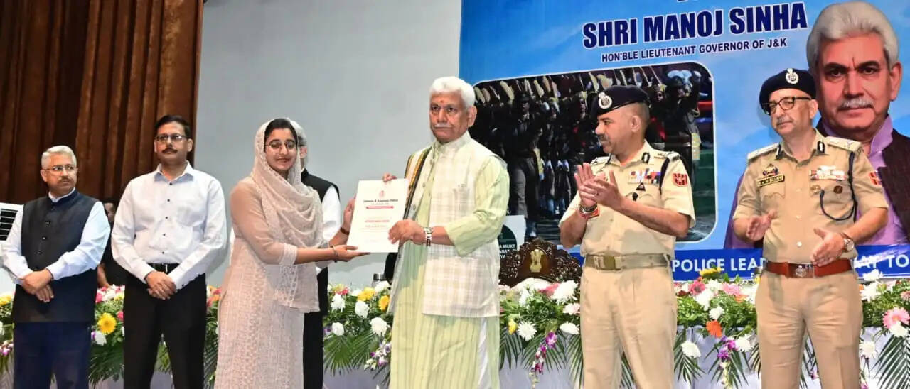 उपराज्यपाल ने जम्मू-कश्मीर पुलिस के नवनियुक्त कांस्टेबलों को नियुक्ति पत्र सौंपे
