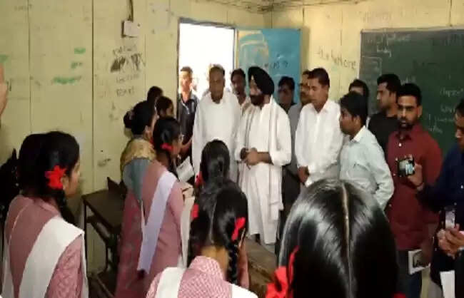 मनजिंदर सिंह सिरसा और रामवीर बिधूड़ी ने किया छतरपुर के संजय कॉलोनी सीनियर सेकेंडरी स्कूल का दौरा