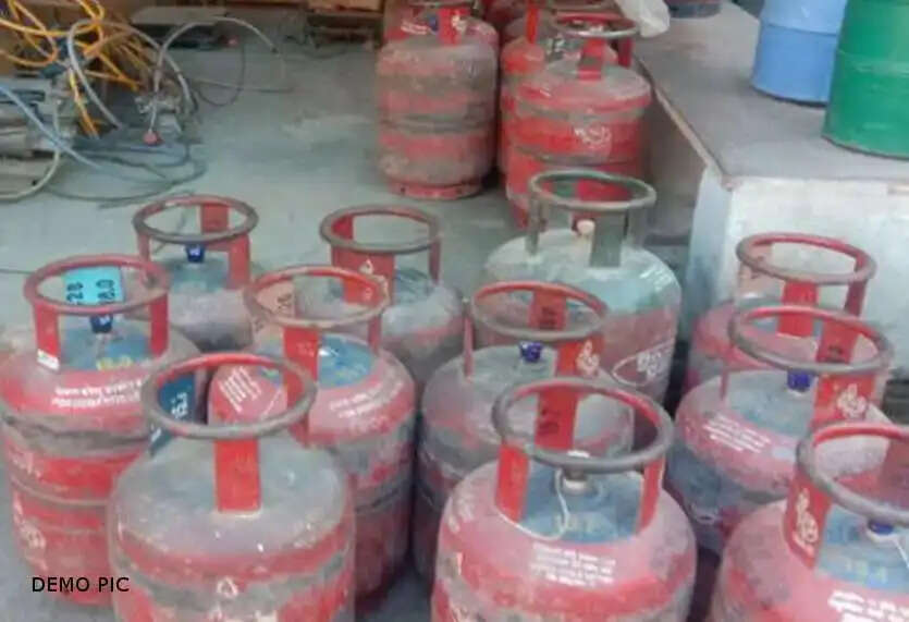 अवैध गैस रिफलिंग सेंटरों पर प्रशासन ने मारी रेड:43 गैस सिलेंडर,इलेक्ट्रॉनिक मोटर और कांटे जब्त