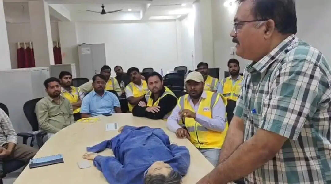 कर्मचारियों को दिया गया सीपीआर प्रशिक्षण