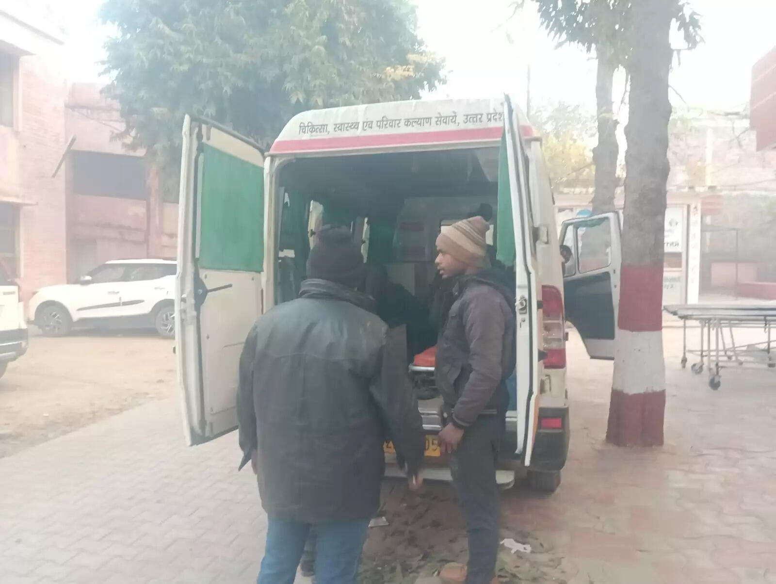 संगम स्नान कर लौट रहे परिवार की बोलेरो घाटमपुर में गड्ढे में पलटी, 7 घायल