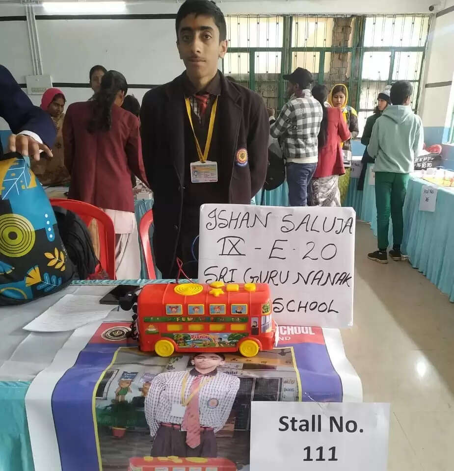 ईशान ने राज्य स्तरीय प्रदर्शनी में जीता मेडल, स्कूल प्रबंधन ने दी बधाई