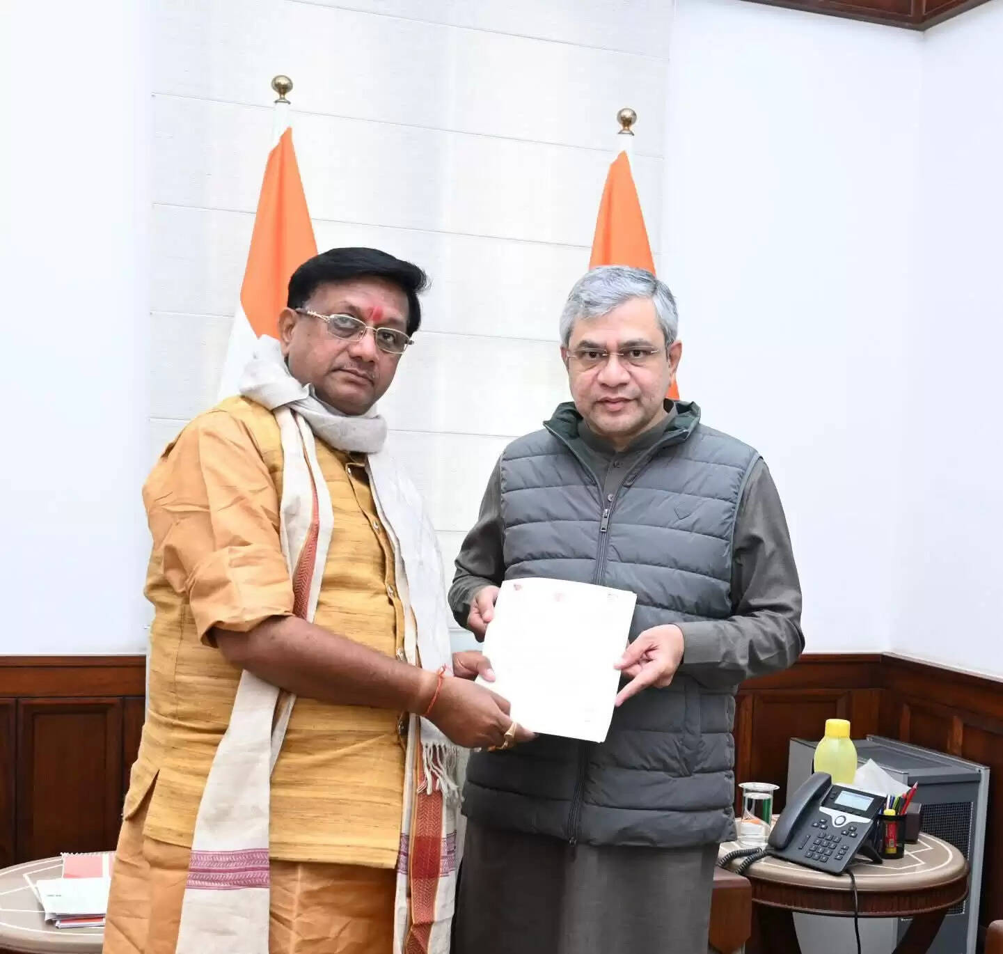बिहपुर विधायक ने केंद्रीय रेल मंत्री से की मुलाकात, सौंपा ज्ञापन