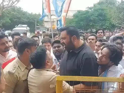 छिंदवाड़ा में एनएसयूआई&nbsp;के कॉलेज घेराव के दौरान हंगामा, 4 महिला पुलिसकर्मी घायल