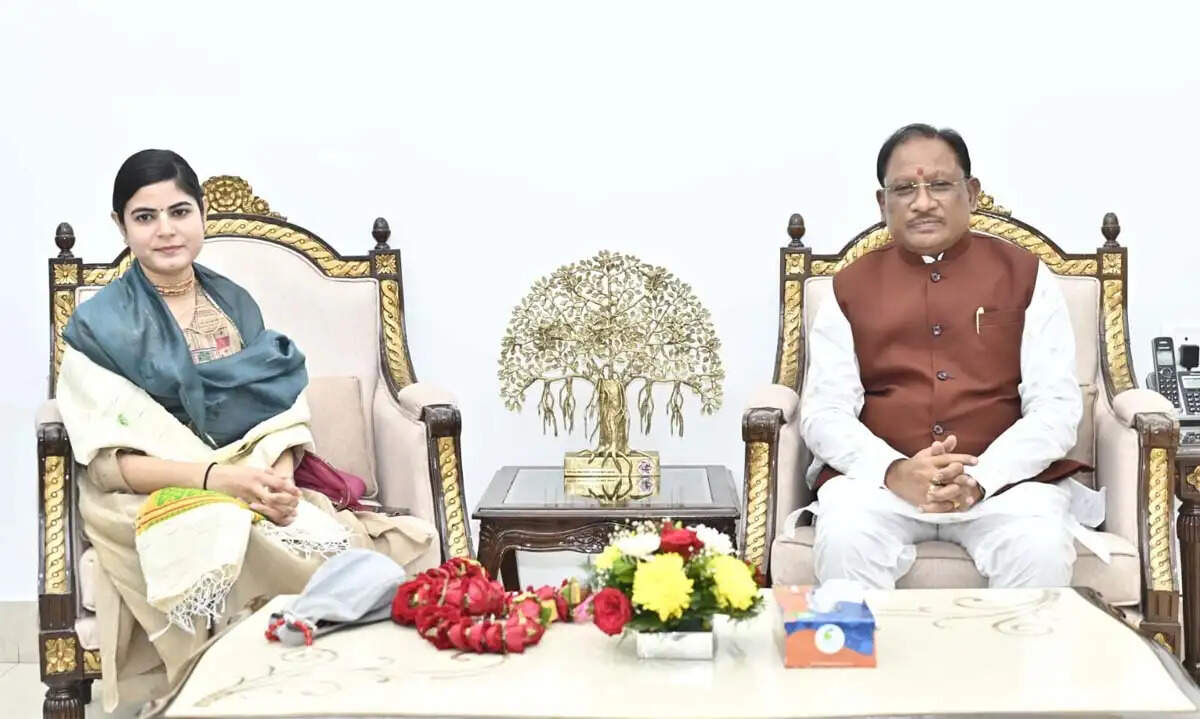 मुख्यमंत्री साय से प्रसिद्ध कथावाचक देवी चित्रलेखा ने की सौजन्य भेंट