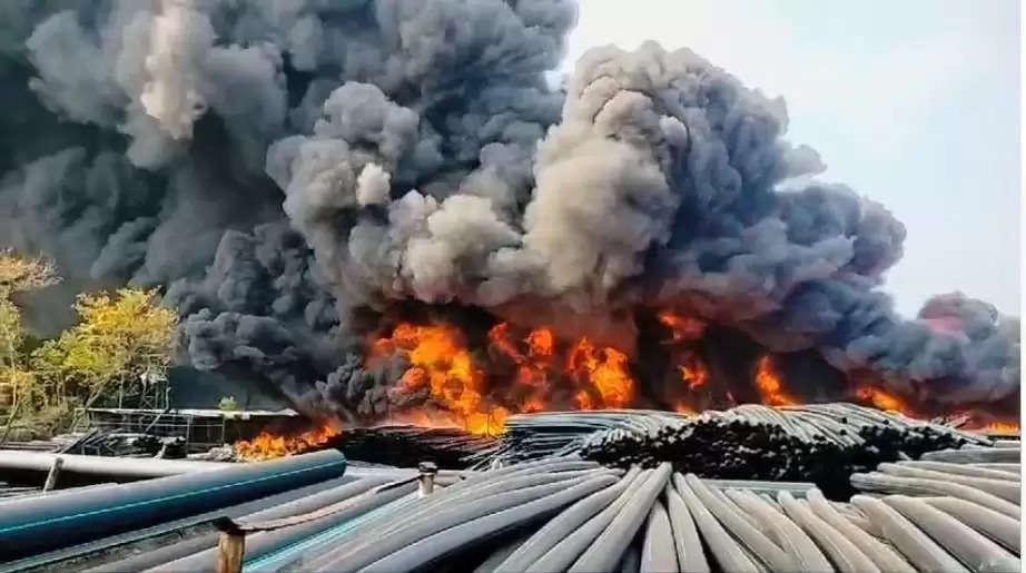 धार: पीथमपुर इंडस्ट्रियल एरिया में पाइप फैक्ट्री में लगी भीषण आग, 10 किमी दूर से दिख रहा धुआं