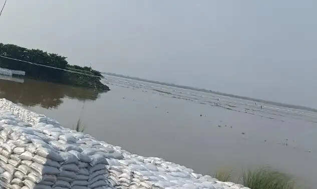 गंगा खतरे के निशान से 17 सेमी नीचे, कोसी के बढ़ते जलस्तर से तटबंधों पर बढ़ा दबाव
