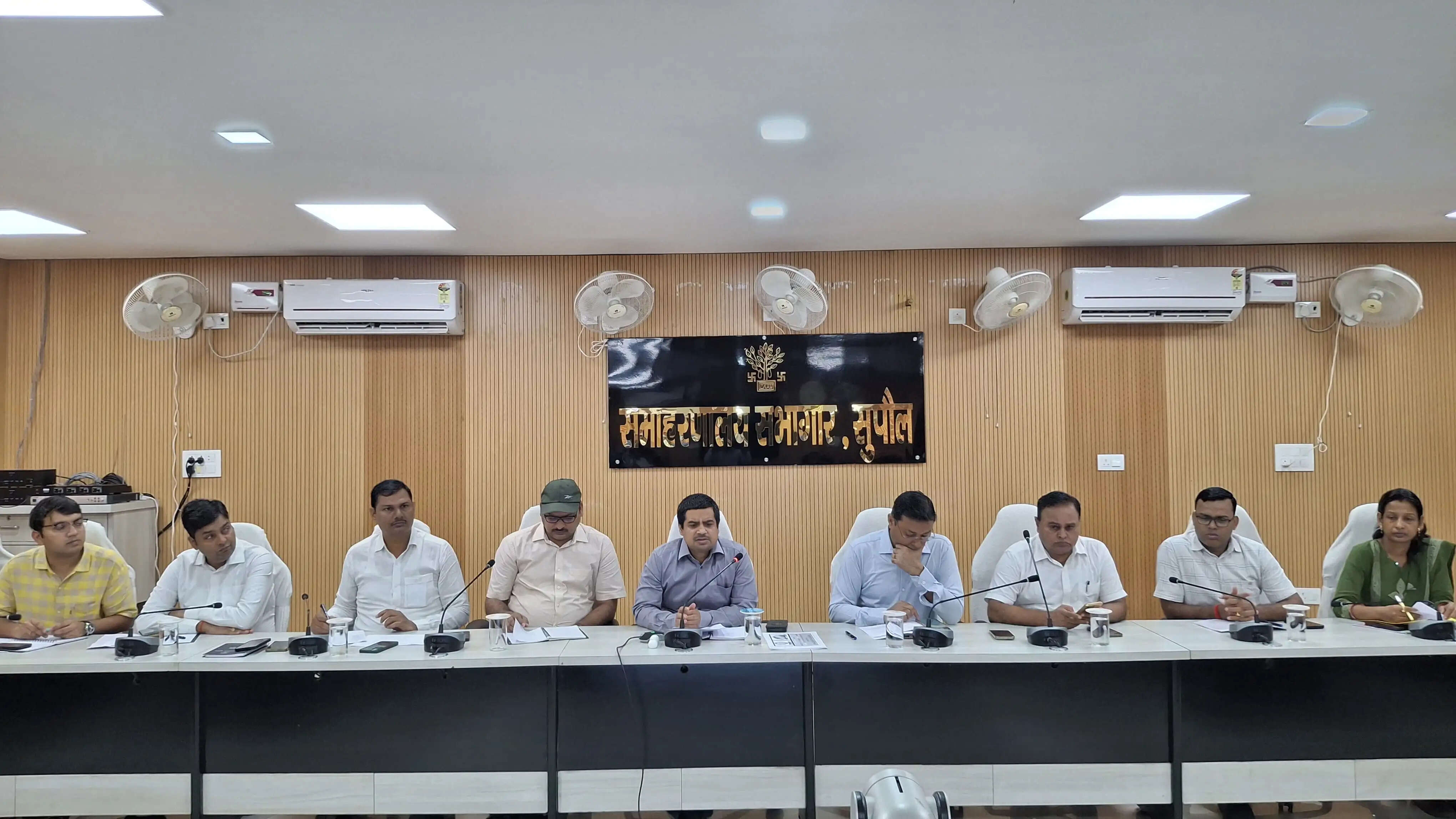 दाखिल-खारिज से लेकर पीएम सूर्य घर योजना तक की समीक्षा, डीएम ने दिए समयबद्ध निष्पादन के निर्देश