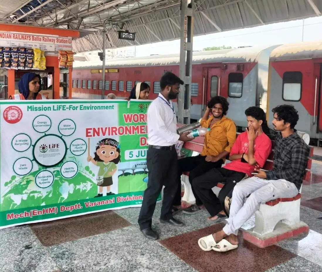 विश्व पर्यावरण दिवस : वाराणसी मंडल के रेलवे स्टेशनों पर जल संरक्षण, वृक्षारोपण और स्वच्छता अभियान