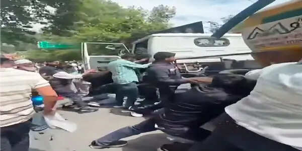 जल संस्थान के अनियंत्रित टैंकर ने दिल्ली की मां-बेटी को कुचला, गंभीर घायल