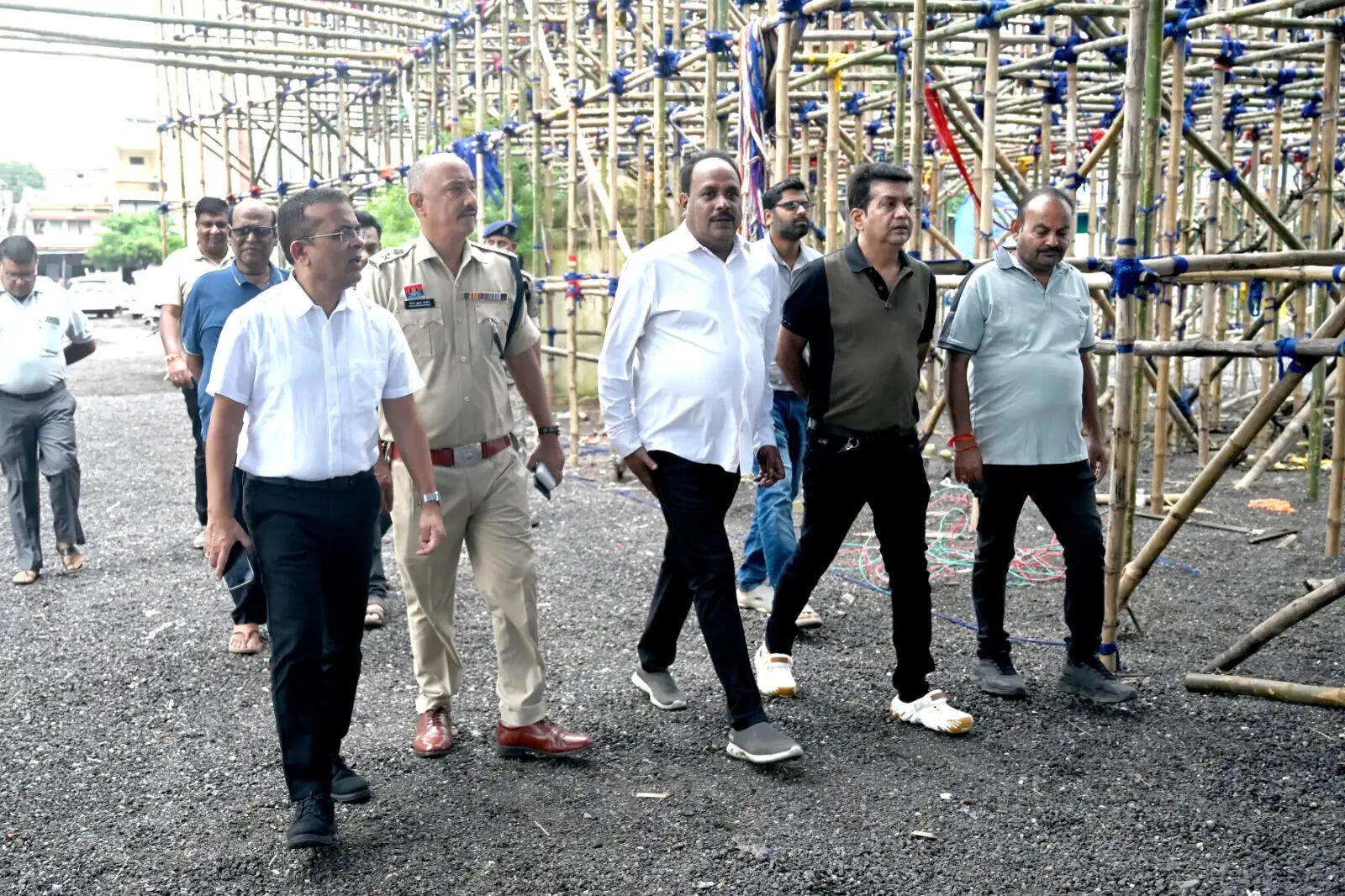 नवरात्रि पर्व की तैयारियों को लेकर कलेक्टर एवं एसपी ने किया श्री दुर्गा पूजा उत्सव नैला आयोजन स्थल का निरीक्षण