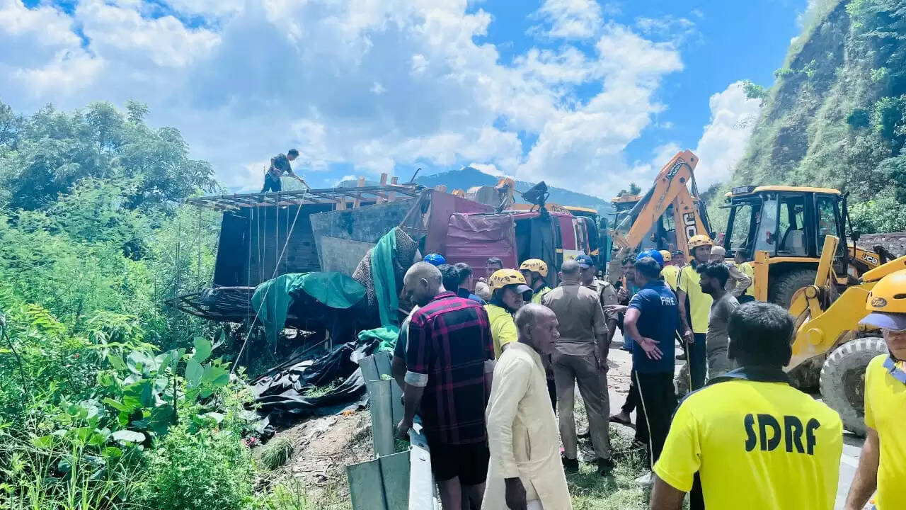ऋषिकेश-गंगोत्री हाईवे पर कांवड़ियों से भरा ट्रक पलटा, तीन की मौत, 16 घायल