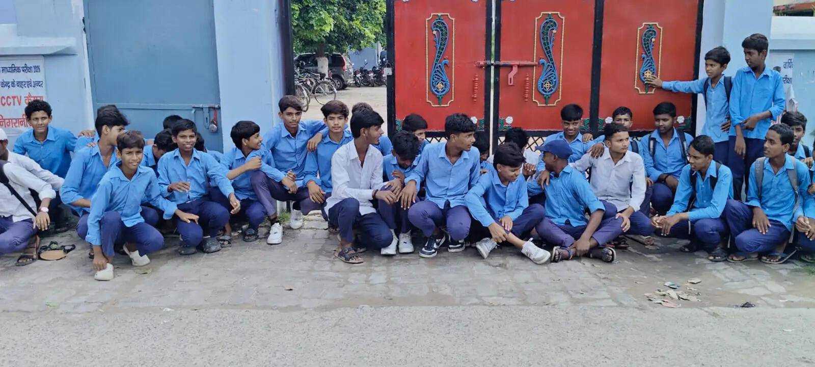 प्राचार्य पर कार्रवाई की मांग को लेकर छात्रों का हंगामा, एसडीओ ने दो घंटे तक की विद्यालय की जांच