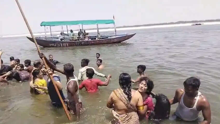 वाराणसी: शिवालाघाट पर गंगा में डूब रहीं तीन महिला तीर्थयात्रियों को नाविकों ने बचाया