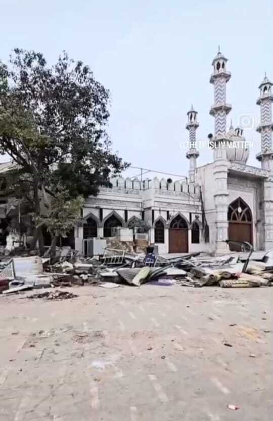 दिल्ली के मस्जिद दरगाह फैज इलाही के अवैध निर्माण पर चला बुलडोजर