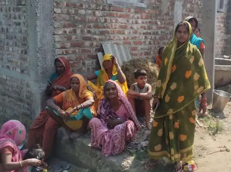 सड़क हादसे में मजदूर की मौत, एक गंभीर रूप से घायल, आक्रोशित ग्रामीणों ने एनएच-327ई किया जाम