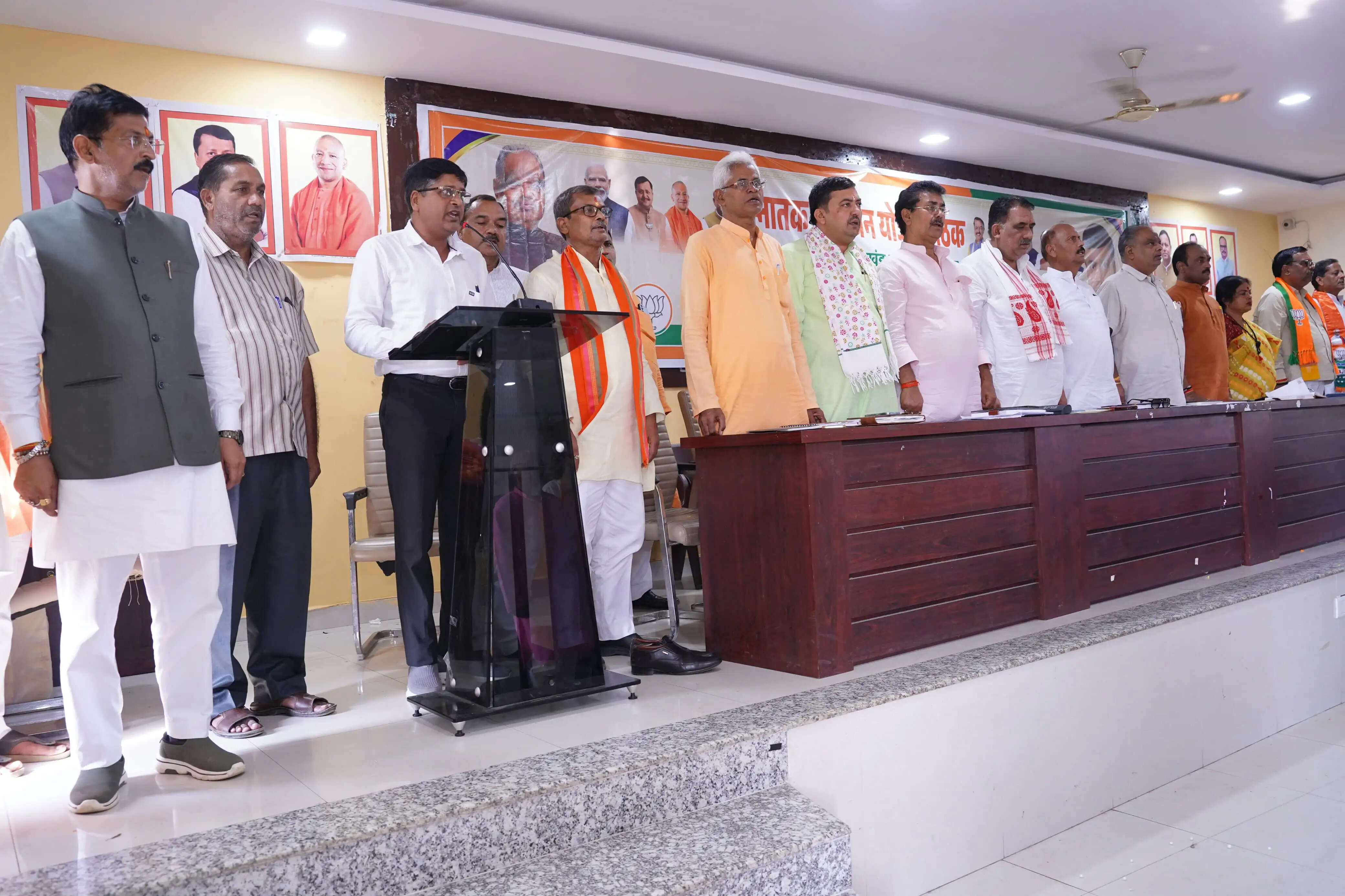 मतदाताओं से संपर्क में न हो ढिलाई, पूरी मजबूती से चुनाव में जुटें कार्यकर्ता : मानवेंद्र सिंह चौहान