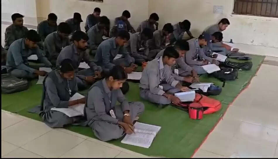 आई टी आई मेघा में समस्याओं का अंबार, प्रशिक्षणार्थी समस्या लेकर पहुंचे कलेक्ट्रेट