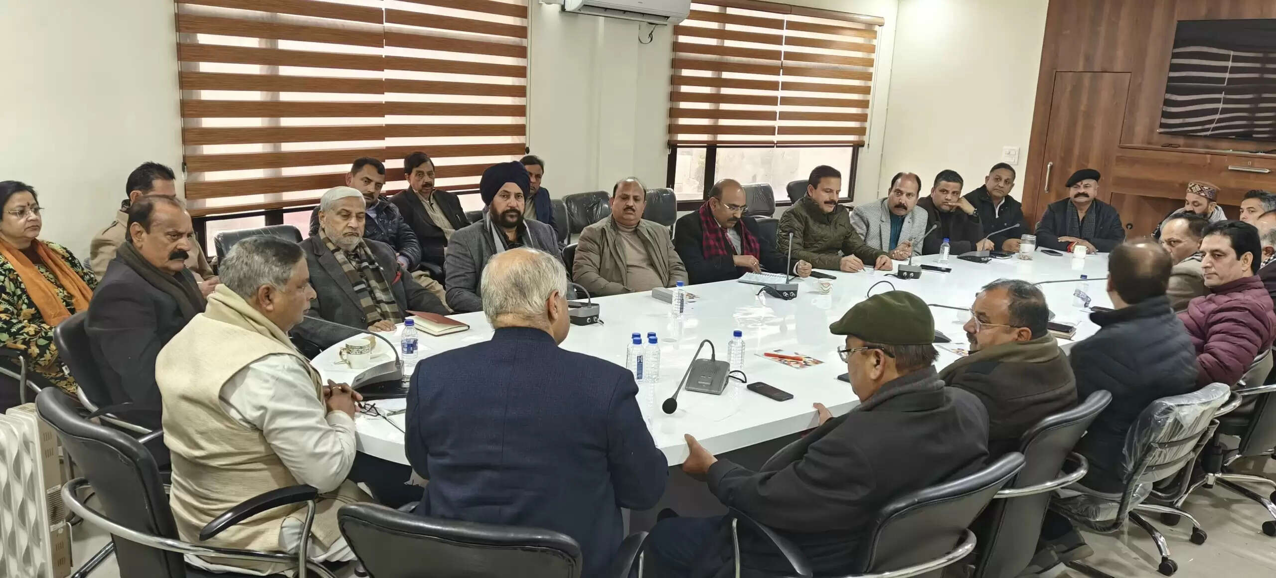 जम्मू-कश्मीर भाजपा ने जम्मू में पार्टी विधायकों की बैठक की