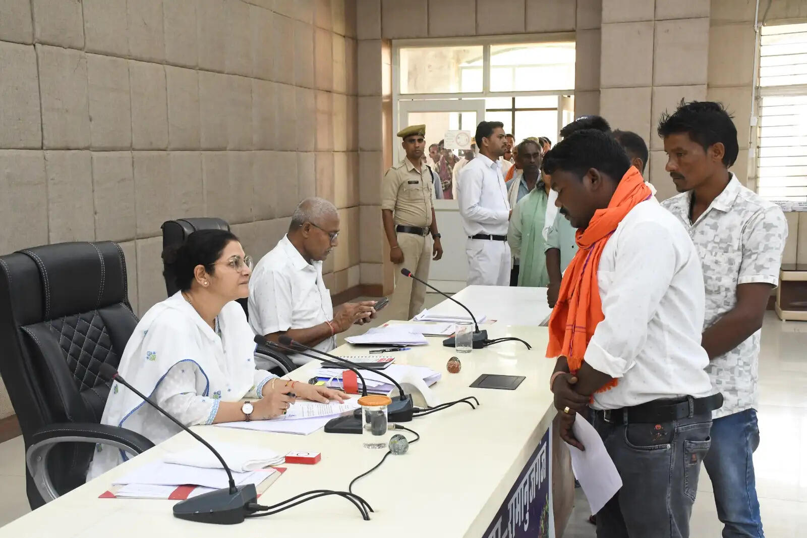 बलरामपुर : जनदर्शन में कलेक्टर ने सुनीं समस्याएं, अधिकारियों को समय-सीमा में निराकरण के निर्देश