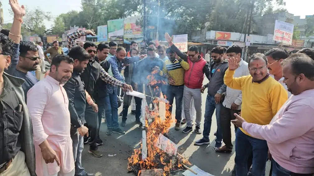 मंदसौर: भाजपा कार्यकर्ताओं ने कांग्रेस सांसद धीरज साहू का पुतला फूंका