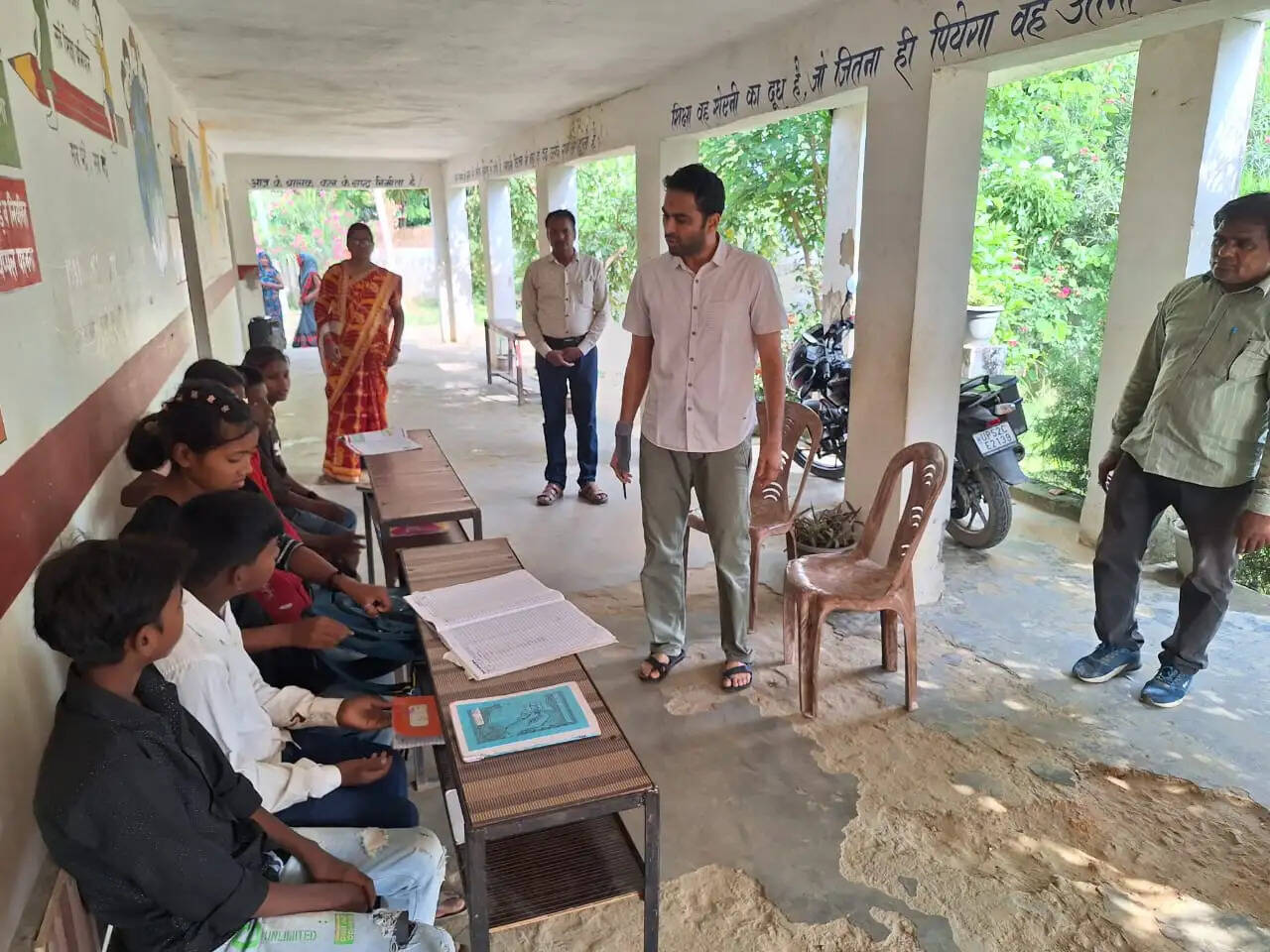 जिलाधिकारी काे औचक निरीक्षण में एक प्रधानाध्यापक और दो शिक्षामित्र अनुपस्थित मिले