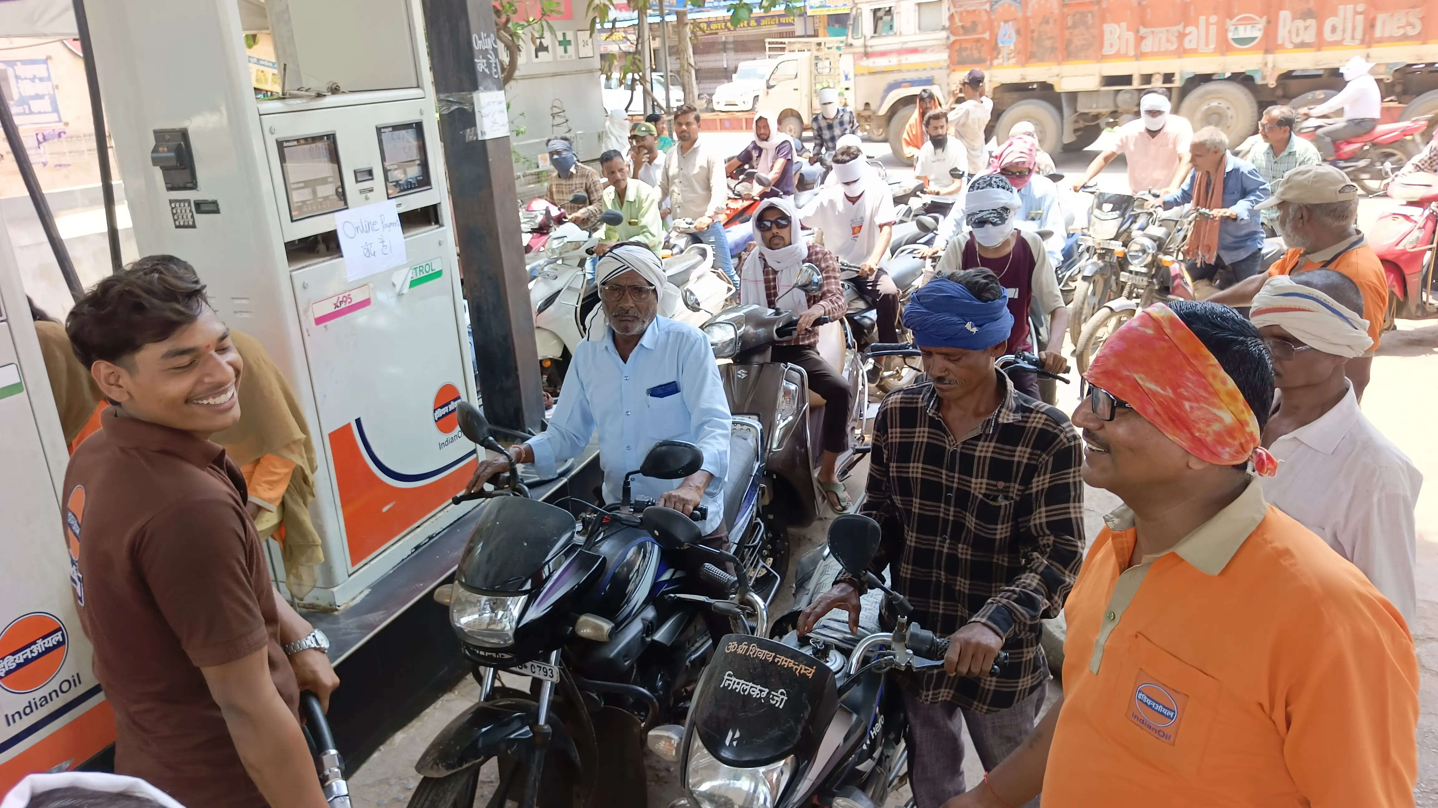 पेट्रोल पंपों पर उमड़ रही भीड़, ईंधन संकट से बढ़ी लोगों की परेशानी