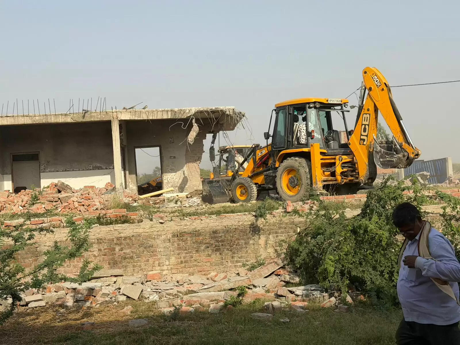 अवैध कब्जे पर प्रशासन की बड़ी कार्रवाई, पूर्व जिला पंचायत सदस्य का निर्माण ध्वस्त