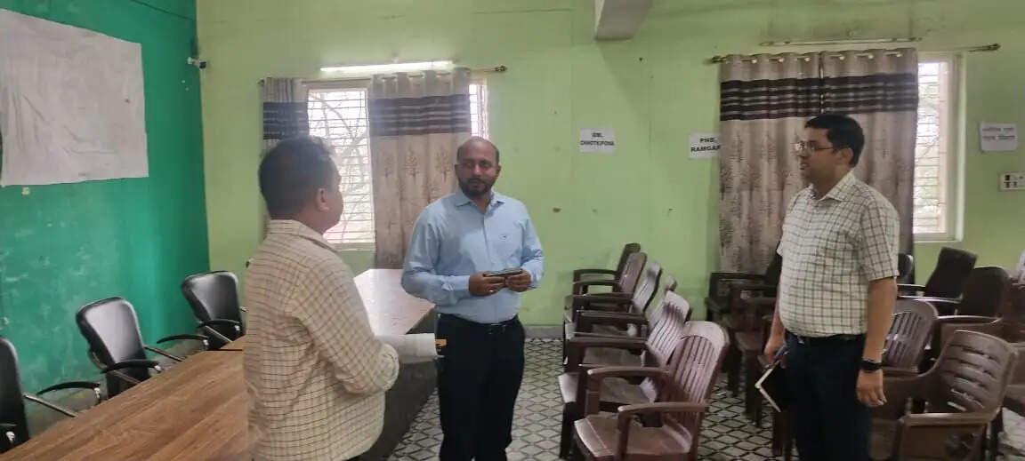 चितरपुर प्रखण्ड कार्यालय में अव्यवस्था पर उपायुक्त ने की कार्रवाई, अधिकारियों-कर्मचारियों के वेतन पर रोक लगाई