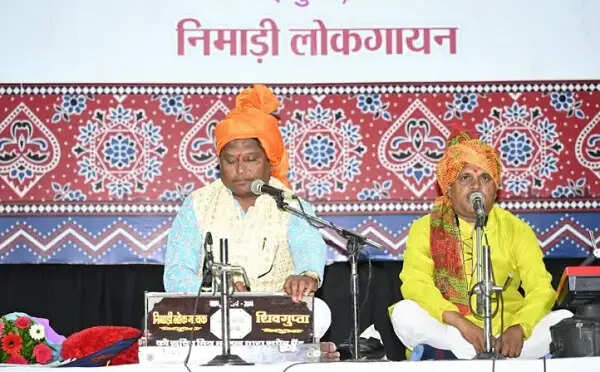 लोकगीतों के माध्यम से अमर शहीद बिरसा मुंडा को दी गई श्रद्धांजलि, निमाड़ी सुरों से गूंजा शहीद भवन