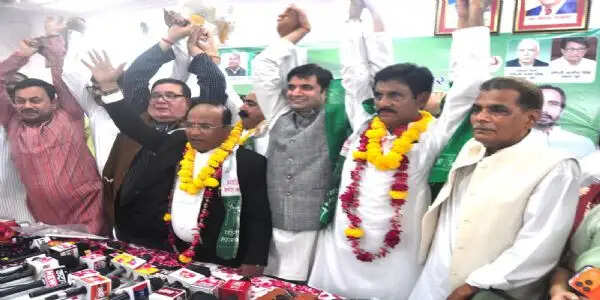 रालोद के प्रदेश मुख्यालय में सदस्यता ग्रहण कार्यक्रम, सैकड़ों लोगों ने थामा पार्टी का दामन