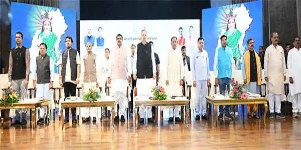 कोसा की चमक अब वैश्विक बाजार तक : मुख्यमंत्री ने लॉन्च किया छत्तीसगढ़ का प्रीमियम हैंडलूम ब्रांड 'कोशल फैब'