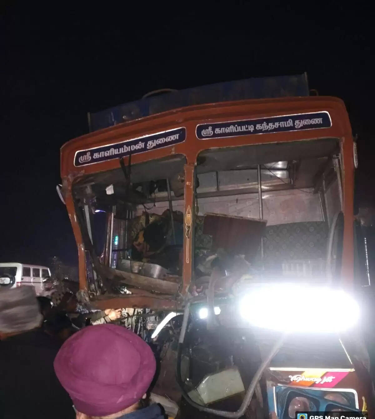 ट्रक ने ट्रेलर को पीछे से मारी टक्कर, केबिन में फंसा चालक