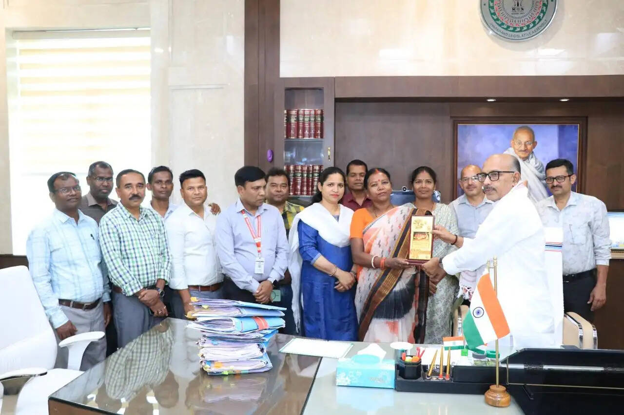 सरहुल समारोह के प्रतिनिधिमंडल ने स्पीकर को किया सम्मानित