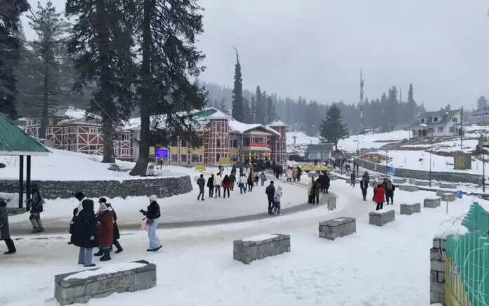 कश्मीर घाटी के कई इलाकों में हुआ ताजा हिमपात