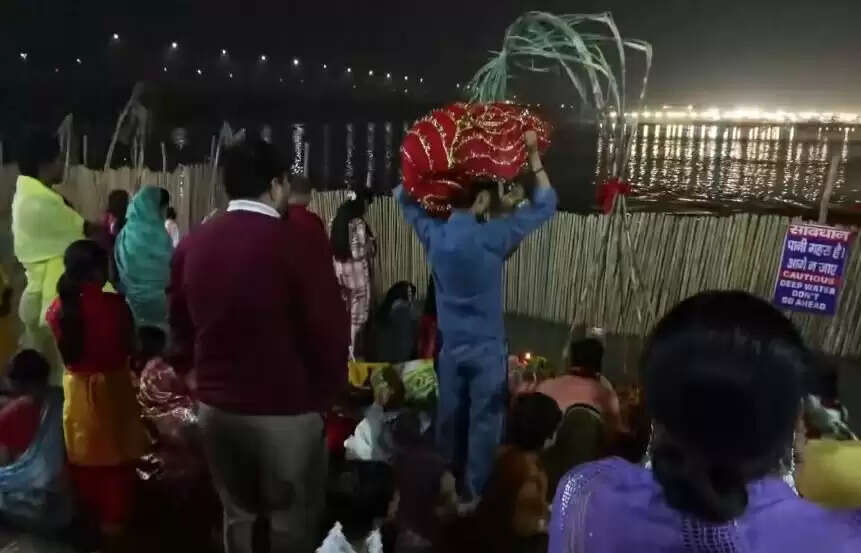 (संशोधित) देशभर में छठ पूजा की धूम, उगते सूर्य को दिया जा रहा अर्घ्य