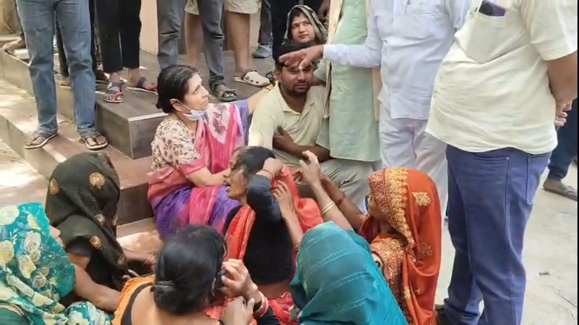 काेयले से भरा ट्रक बेकाबू होकर दुकान पर पलटा, दाे की माैत