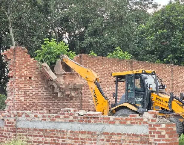 संभल : प्रशासन ने बिना लेआउट पास कराए विकसित हाे रहे 35 बीघा भूमि पर निर्माणाधीन ढांचे काे किया ध्वस्त