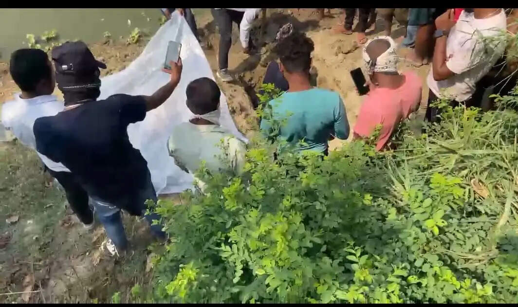 दो माह बाद बालक का शव कब्र से निकला, परिजनों ने जताई हत्या की आशंका