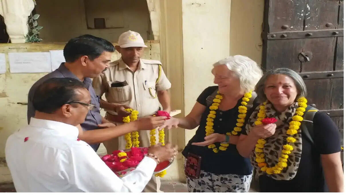 राजस्थान दिवस पर स्मारकों में उमड़ी भीड़: पर्यटकों का राजस्थानी अंदाज में स्वागत