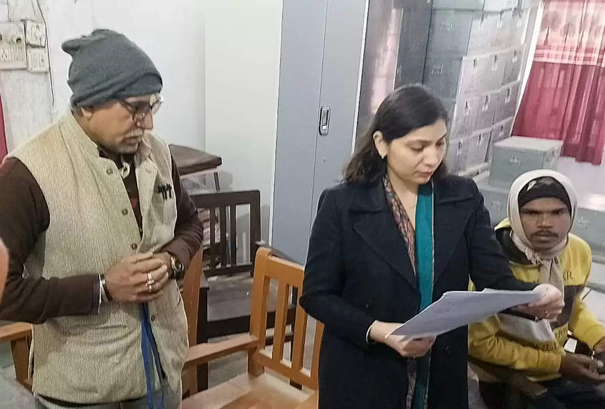 समाहरणालय का डीएम ने किया औचक निरीक्षण, गंदगी पर जताई नाराजगी