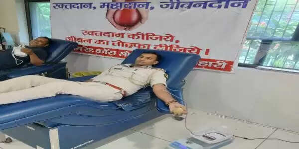 गश्ती में निकले दारोगा ने खुन देकर बचाई बच्चे की जान