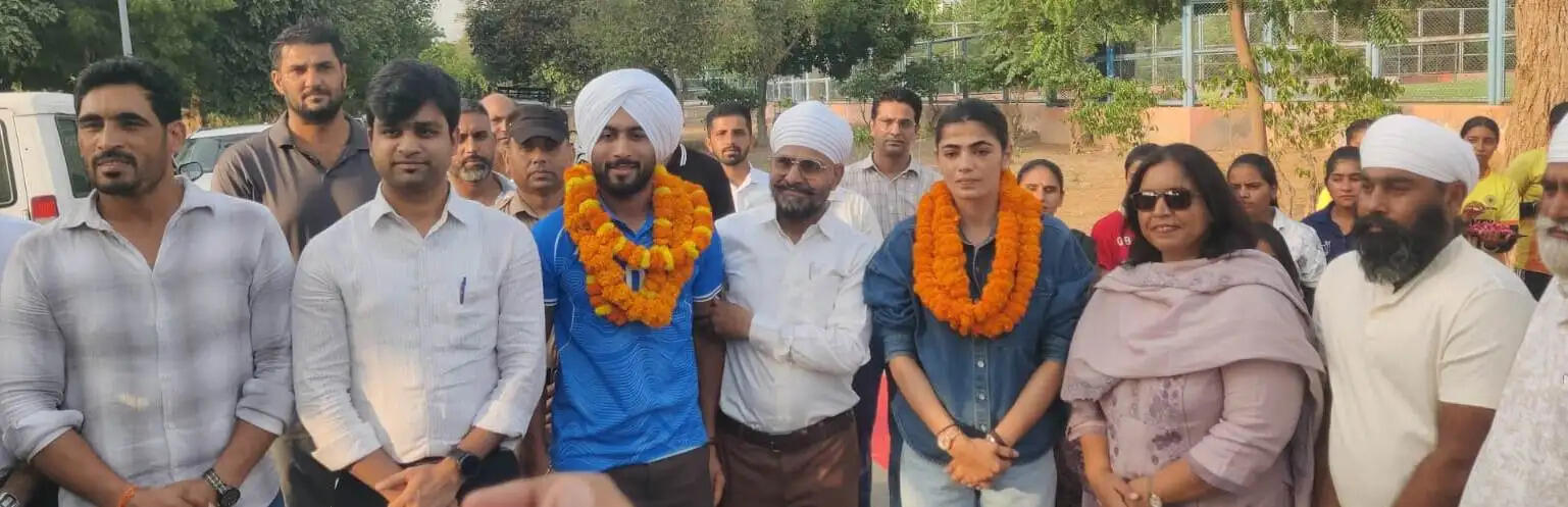 सिरसा: एशियन गेम्स पदक विजेता पद्मश्री सविता पूनिया व राजिंदर सिंह का अभिनंदन