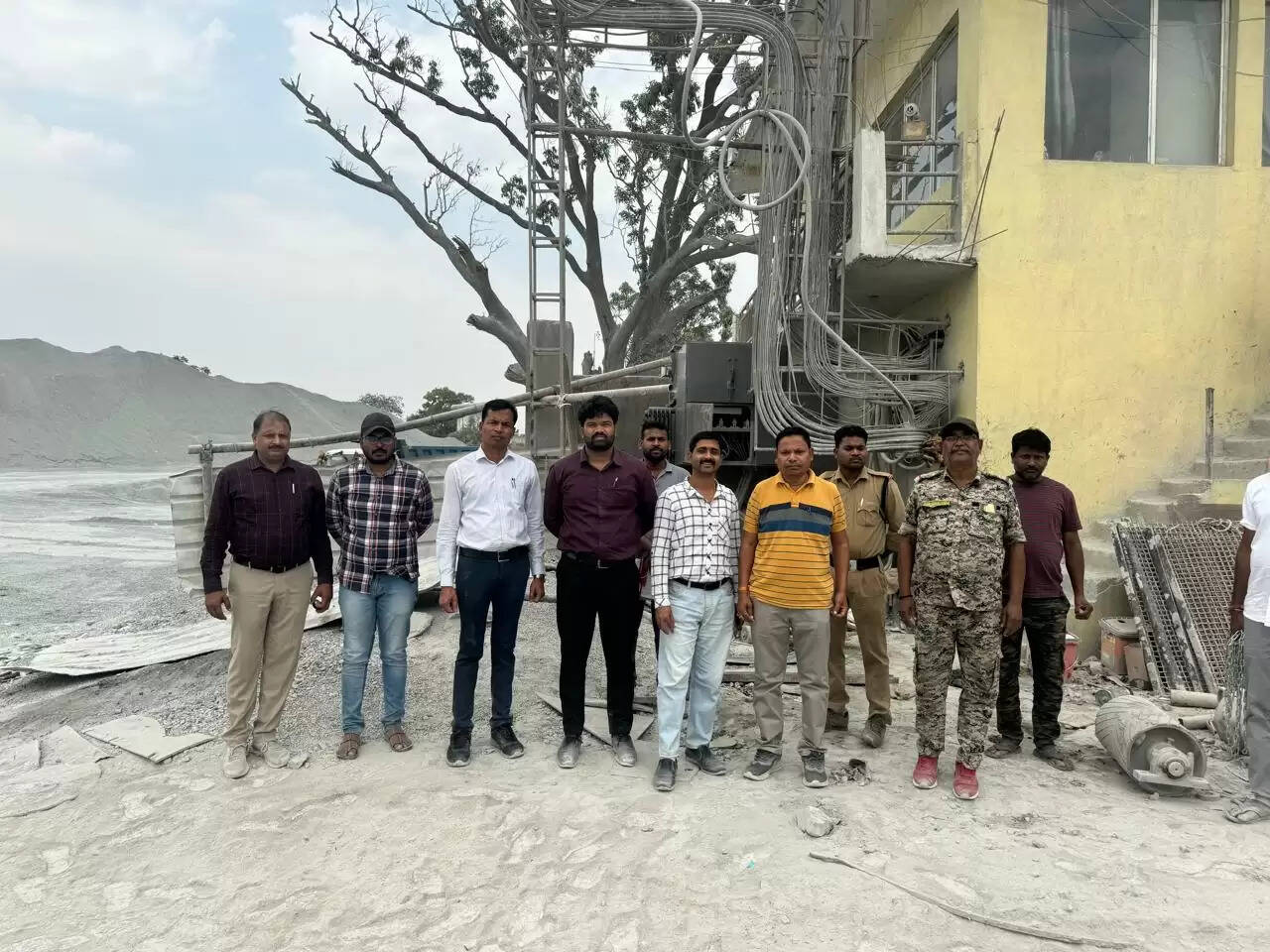 बलरामपुर : राजस्व और खनिज विभाग की बड़ी कार्रवाई, अनियमितता पाए जाने पर गिट्टी क्रशर सील