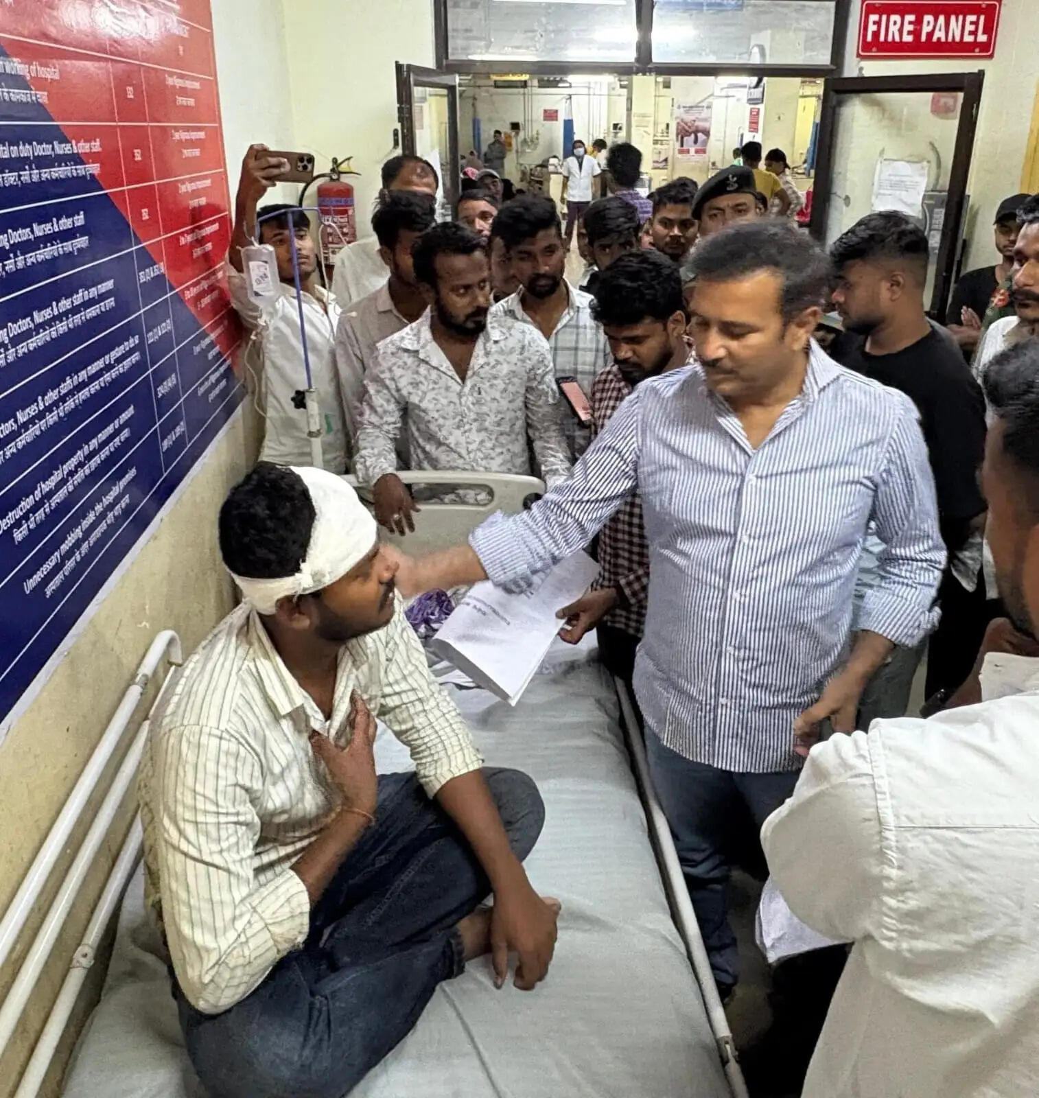 लाठीचार्ज में घायल छात्र नेता को देखने रिम्स पहुंचे सुदेश