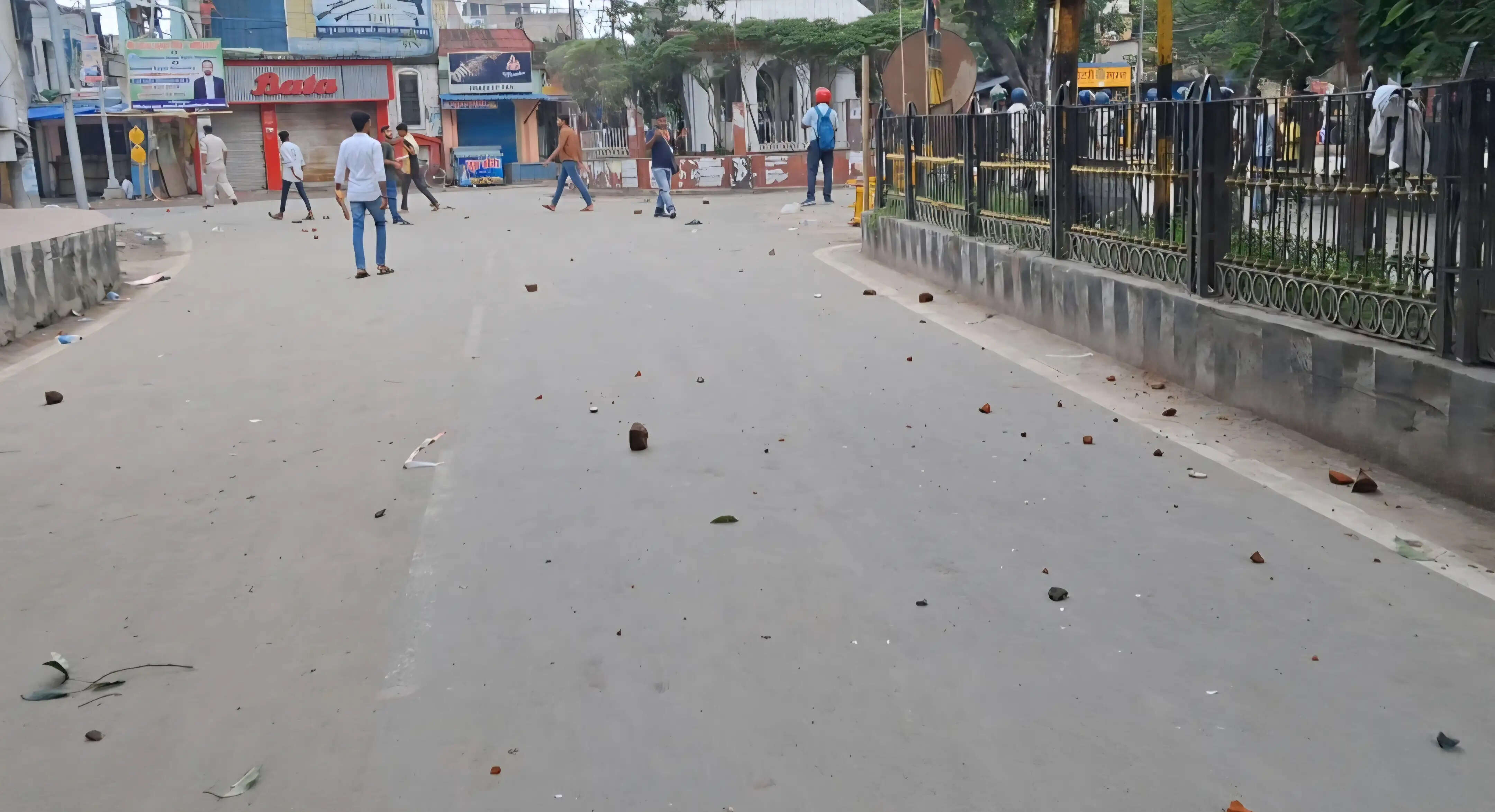 छपरा में बंद के दौरान प्रदर्शनकारियों ने पुलिस वाहन में लगाई आग, हिंसा और पथराव में 35 गिरफ्तार