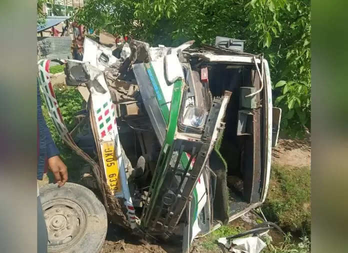 बारामूला के राफियाबाद में बस दुर्घटनाग्रस्त, दो लोगों की मौत, बारह घायल