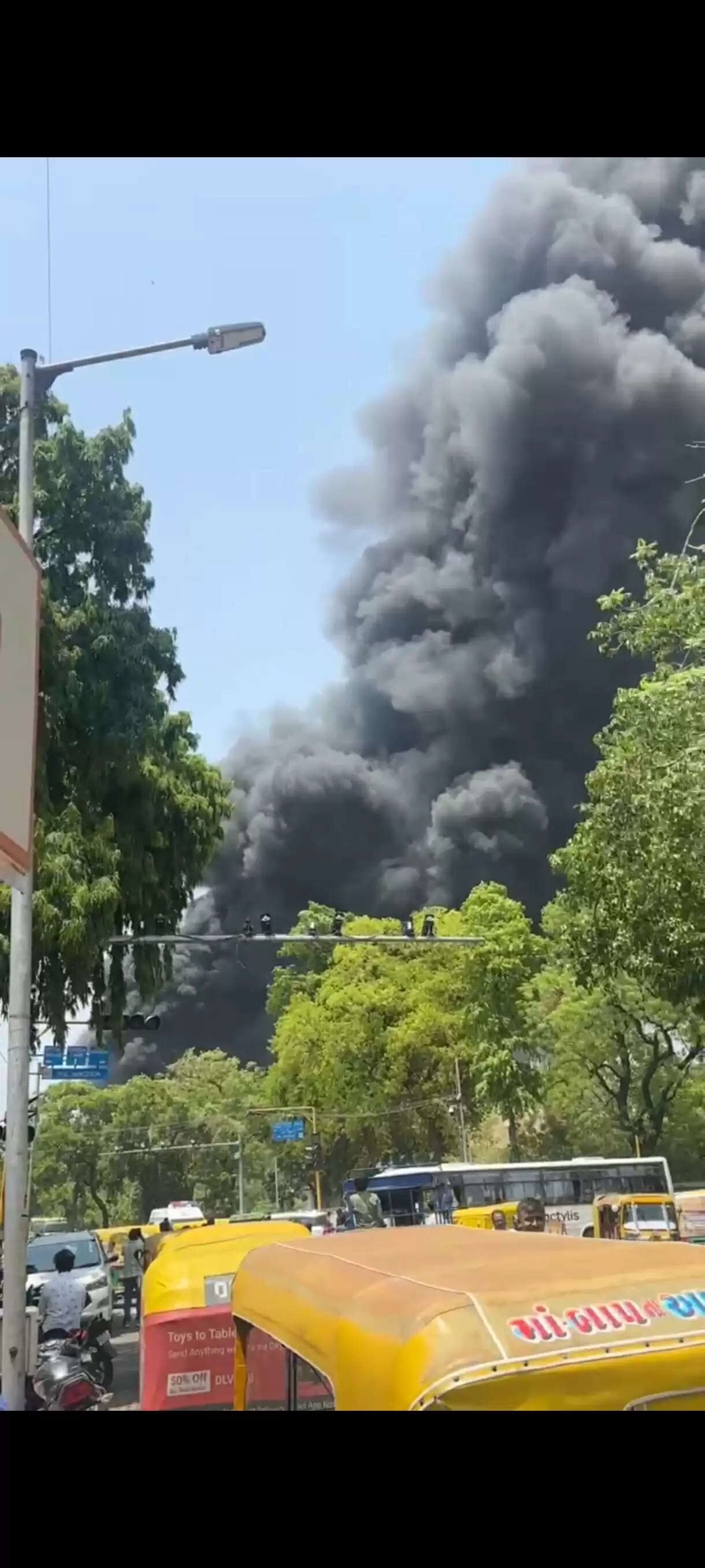 (0अहमदाबाद में 200 यात्रियों के साथ एयर इंडिया का विमान दुर्घटनाग्रस्त: मेघानीनगर आईजीपी ग्राउंड हादसा, फायर और पुलिस की टीमें मौके पर