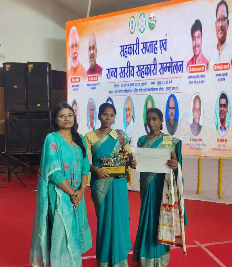 मुख्यमंत्री साय ने जशपुर के वन धन विकास केंद्र पंचक्की की महिला स्व-सहायता समूह को किया सम्मानित